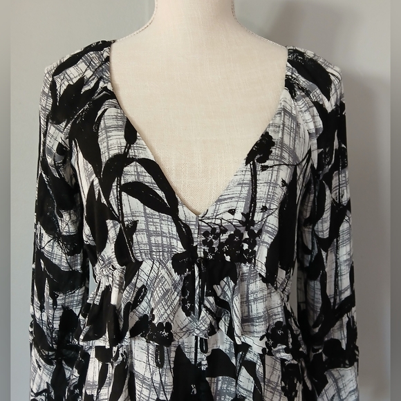 ASTR The Label Tie Front Bell Sleeve Peplum Top - Picture 4 of 14